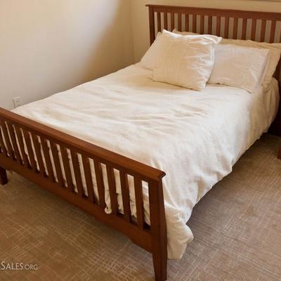 Full/Double Shaker-style bed