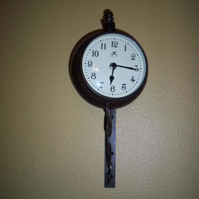 Clock / Thermometer - clock showing