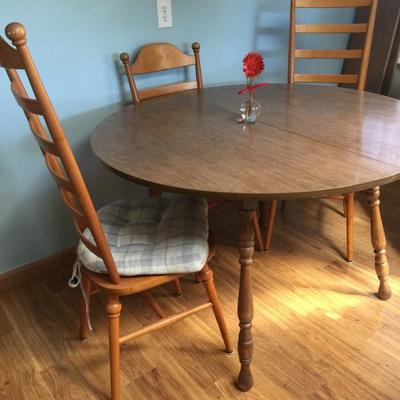Kitchen table with 2 leaves
