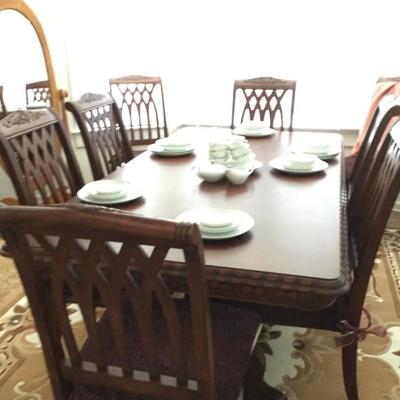  Beautiful dining table with 8 chairs and extension - literally in NEW condition ! Absolutely stunning and there is matching buffet 