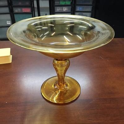 Pedestal dish