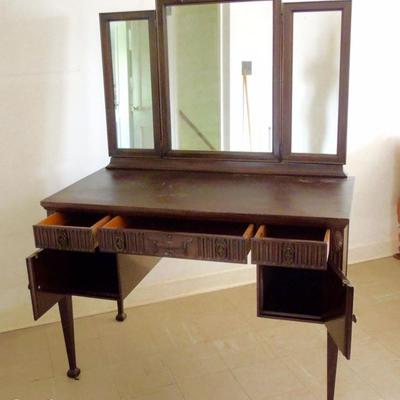 Antique Mirrored Dressing Table. Super sweet!