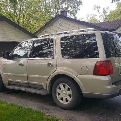 2005 Lincoln Navigator with 129,703 miles 