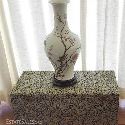 MVT193 Large Chinese Hand Painted Porcelain Vase
