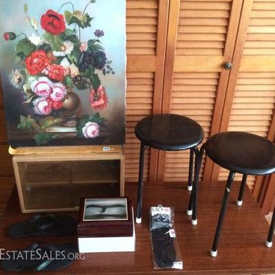 MVT288 Coffee Table, Art, Wyland Box, Stools, Curio Case & More!
