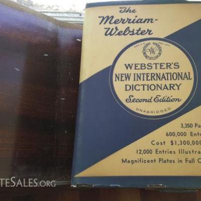MVT173 Webster's New International Dictionary - 2nd Edition, Stand
