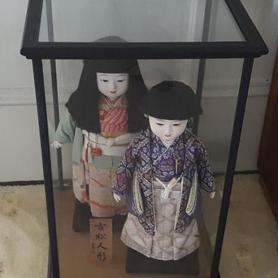 MVT063 Pair of Vintage Japanese Dolls in Glass Display Case
