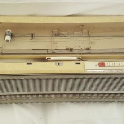 MVT028 Brother KH-561 Fine Gauge Knitting Machine with Case
