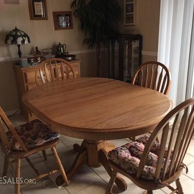 Oak dinette set, 4 chairs with pads and leaf