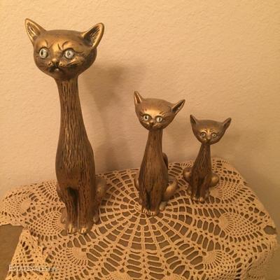 Cat figurines 