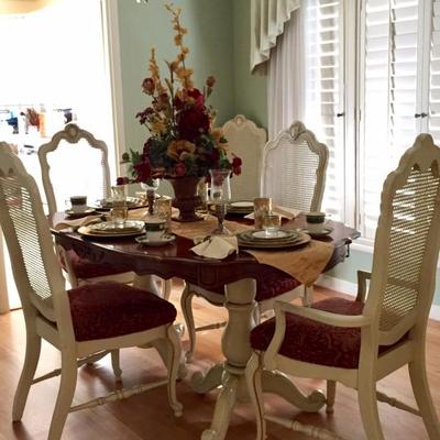 Charming Bassett Country French Dining Set