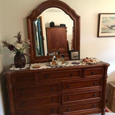 5 piece Faversham bedroom suite (King) with Sleep Number mattress