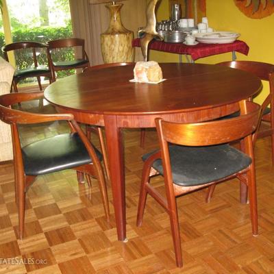 MCM dining room table, 6 chairs, 4  leaves and pads