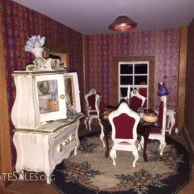 1940's VINTAGE WOOD GEORGIAN DOLL HOUSE - FULLY FURNISHED WITH FURNITURE, DECOR, FOODSTUFFS, ALSO ELECTRIC LIGHTS ON BOTH LEVELS