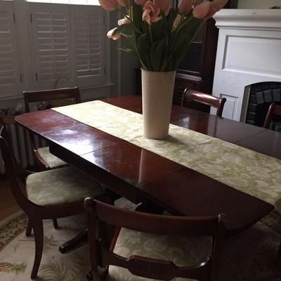 Dining room table with leaves and 6 chairs 