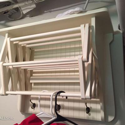 Accordion drying rack with hooks