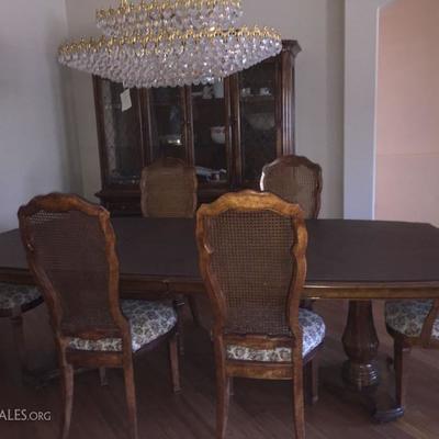 Exquisite Dining Table with both leaves measures 3' 7
