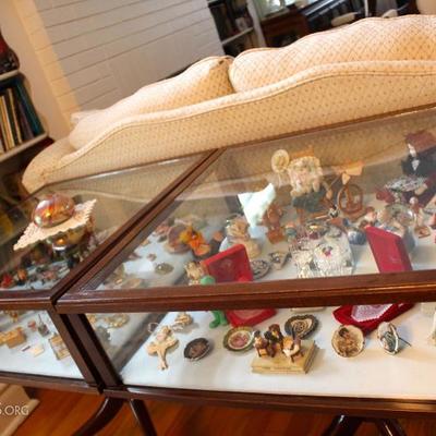 Miniature items in Display Table