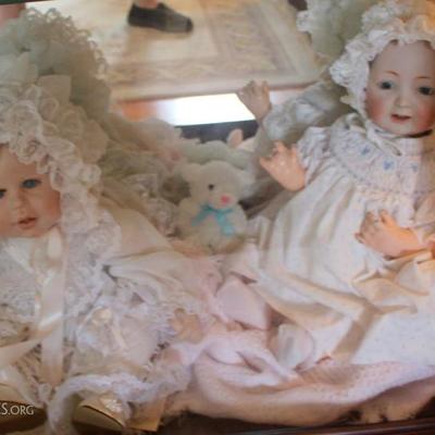 The doll on the right looks a little off-kilter but it's adorable without the bonnet on!  It's a JDK?  baby doll.
