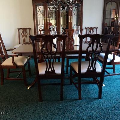 Thomasville dining room set with 8 chairs 
