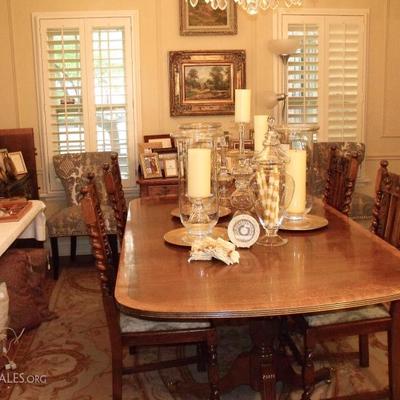 Double pedestal dining room table with 2 leaves.