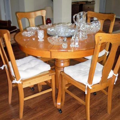 ROUND TABLE WITH 2 LEAVES AND 6 CHAIRS