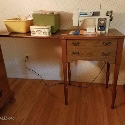 Working sewing machine and table.
