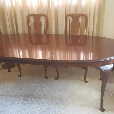 Dining Room table with leaves and 6 chairs