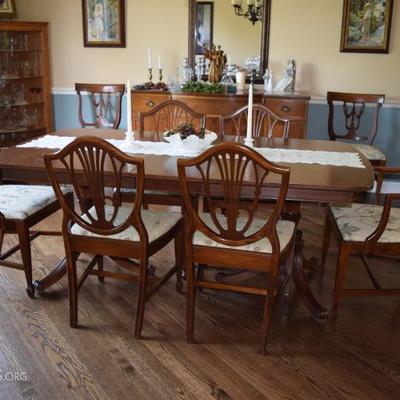 Antique dining room table with leaves and 8 chairs 