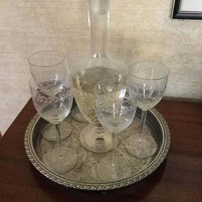 Decanter with glasses 