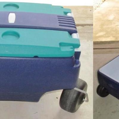 Rubbermaid Compact Rolling Cooler