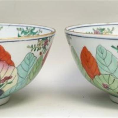 Lot 28 - A matched Pair of good 20th c. Chinese Enameled Porcelain Bowls with Peony Flowers. Gilded rims