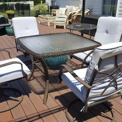 outdoor patio table and (4) chairs 
