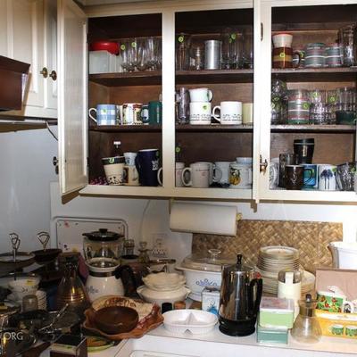 Lot of Kitchen Items
