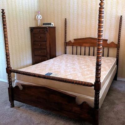 Full size spool style poster bed