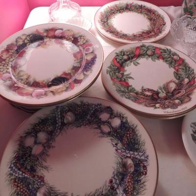 Lenox Christmas plates have 13 with boxes