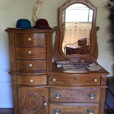 Quality Oak Bedroom Suite - Dresser with Wishbone Mirror