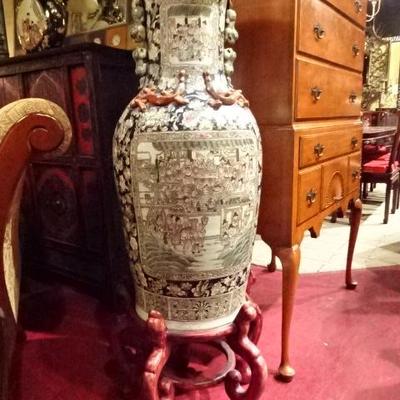 LARGE CHINESE PORCELAIN PALACE URN WITH PAINTED FIGURES
