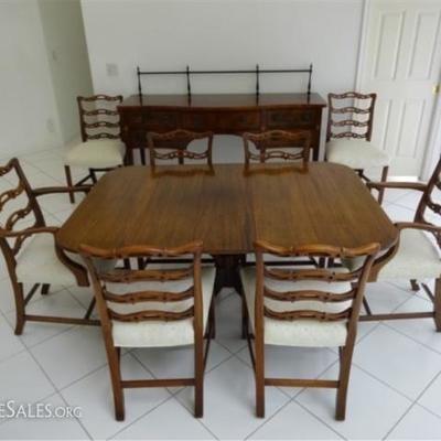 9 PIECE GEORGIAN STYLE DINING TABLE AND 8 CHAIRS (2 ARMCHAIRS, 6 SIDE CHAIRS), DROPLEAF TABLE TOP WITH 2 CENTER LEAVES, VERY GOOD...