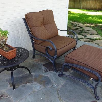 OUTDOOR CHAIR AND OTTOMAN LIKE NEW