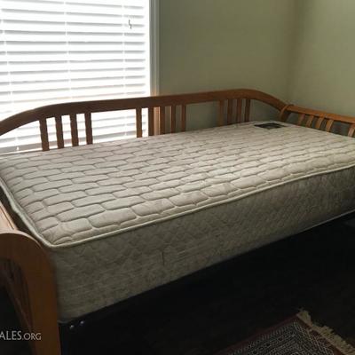 Day bed, in excellent condition 