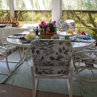 outdoor patio table and chairs 