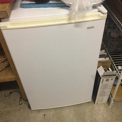 Small room refrigerator 