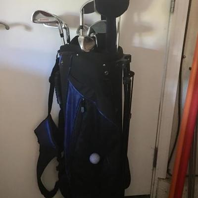 Gold bag and clubs