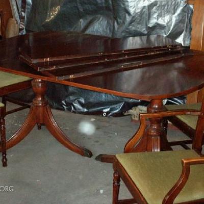Dining Table - Duncan Phyfe with 3 leaves and 4 chairs - antique.