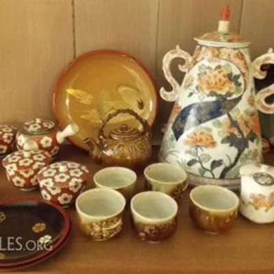 KCT062 Large Japanese Porcelain Urn, Tea Sets & Lacquerware
