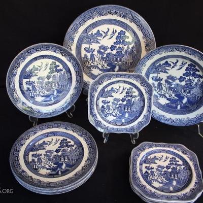 Willow Pattern Lot:  13 pieces total.  6 square-rou9nd plates, 7.5" square; 5 dinner plates 9.75" diameter.  Plates are all...