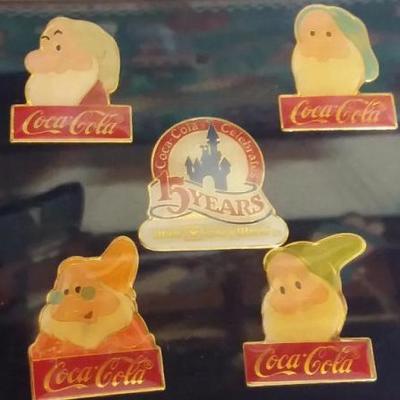 Mixed lot of Snow White and Seven (7) Dwarfs commerating 15 years of Disney World, Coca-Cola key cha