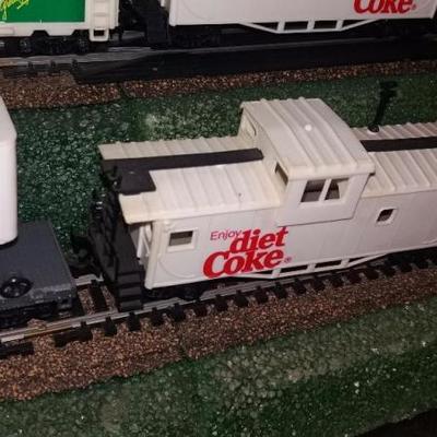 HO Scale Train Enjoy Coca-Cola Engine, three (3) Coke cars, Coke flatbed with Coke helicopter, Minut