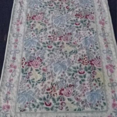 $105.00 - RALPH LAUREN CREWEL WORK WOOL RUG, OFF WHITE FIELD WITH RED FLORALS, VERY GOOD CONDITION